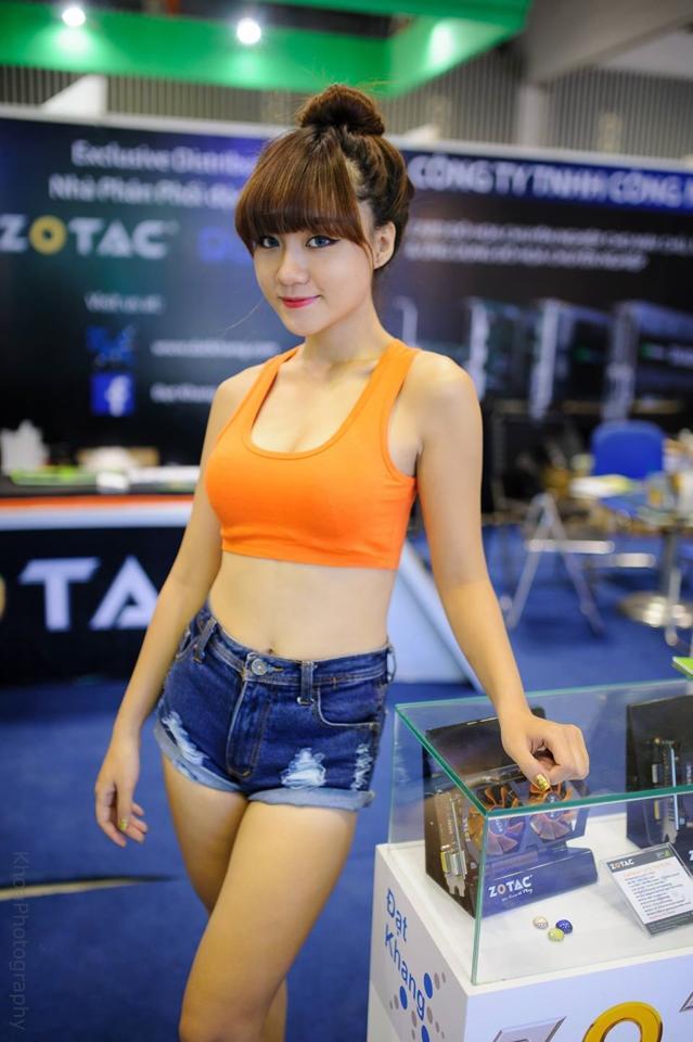 解开王霞的乳罩